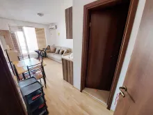 stół z krzesłami, sofa