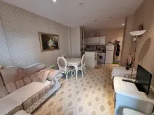 sofa, stolik z krzesłami