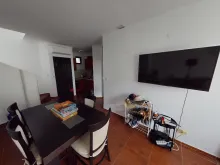 Telewizor i stół obiadowy