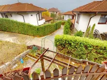 Widok z tarasu na teren kompleksu Bay View Villas