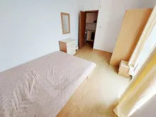 Szafa i łóżko w pierwszej sypialni