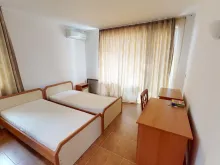 dwa łóżka pojedyńcze
