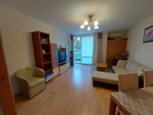 sofa, meble pokojowe, stół z krzesłami
