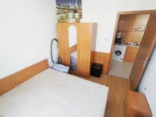 Łóżko i szafa w sypialni