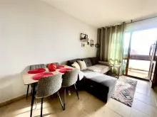 sofa, stół z krzesłami