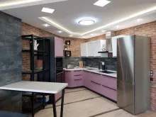 Aneks Kuchenny z lodówką i stołem