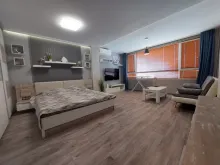 Łóżko i szafa w sypialni