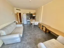 Sofa i fotel w pokoju dziennym