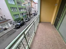 Balkon z widokiem na ulicę