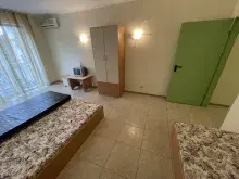 Dwa łóżka w sypialni i szafa
