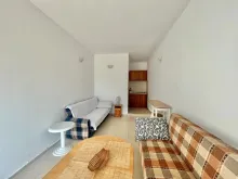 sofa, stolik