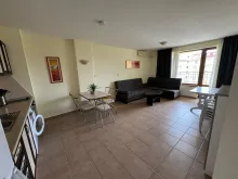 Sofa i fotel w pokoju dziennym