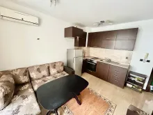 sofa, stół, aneks kuchenny