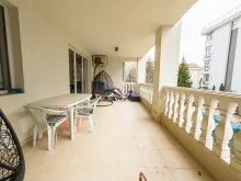 widok z tarasu na basen