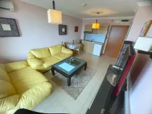 sofa, stolik, aneks kuchenny