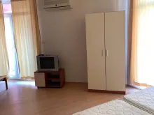 łóżko, szafa, telewizor