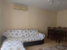 sofa, stół z krzesłami
