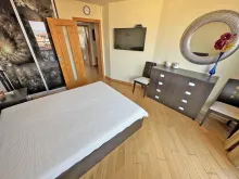 komoda, lustro, łózko