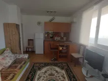 aneks kuchenny, lodówka, sofa