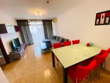 Stół z krzesłami i sofa w pokoju dziennym