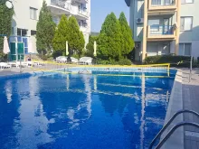 Basen przed kompleksem