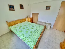 Łóżko i szafa w drugiej sypialni