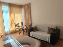 sofa, stolik z krzesłami