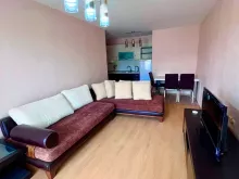 sofa i telewizor w pokoju dziennym