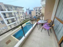 Balkon z widokiem na basen