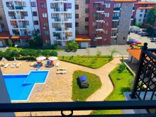 widok na basen z tarasu