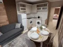 Stół z krzesłami i sofa