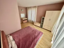 Łóżko i szafa w sypialni