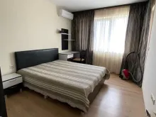 sypialnia z lozkiem