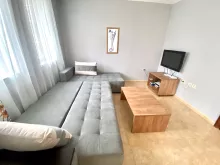 sofa, stolik