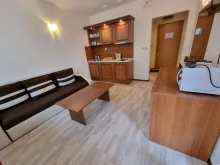 sofa, ława, aneks kuchenny