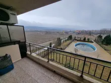 widok na basen z tarasu