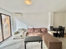 sofa, krzesła, stolik