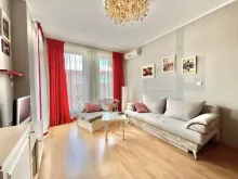 Sofa i fotel w pokoju dziennym