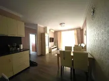 Stół obiadowy w pokoju dziennym