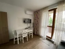 Stół obiadowy z krzesłami i telewizor