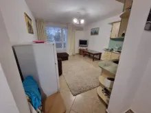 Lodówka i telewizor w pokoju dziennym