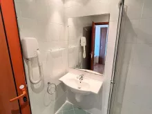 Umywalkę i lustro w łazience