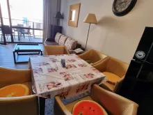 Sofa i stół z krzesłami