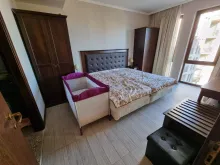 Łóżko i szafa w pierwszej sypialni