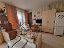 Krzesła, lodówka, szafa