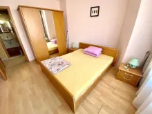 szafa, stolik z lampką nocną, łóżko