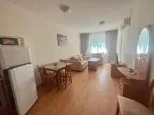 Lodówka i stół obiadowy
