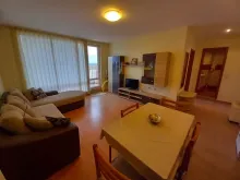 Stół obiadowy i sofa