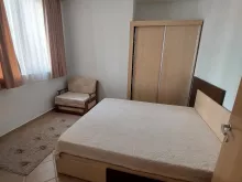 Łóżko w pierwszej sypialni i szafa