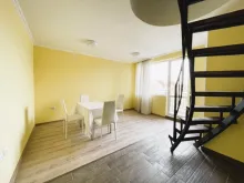 Pokój dzienny ze schodami